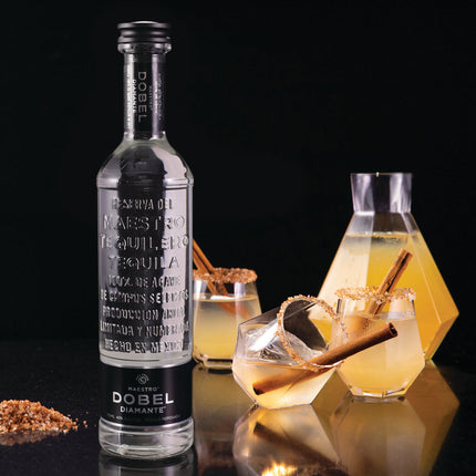 Maestro Dobel Diamante with two glasses Gift Pack